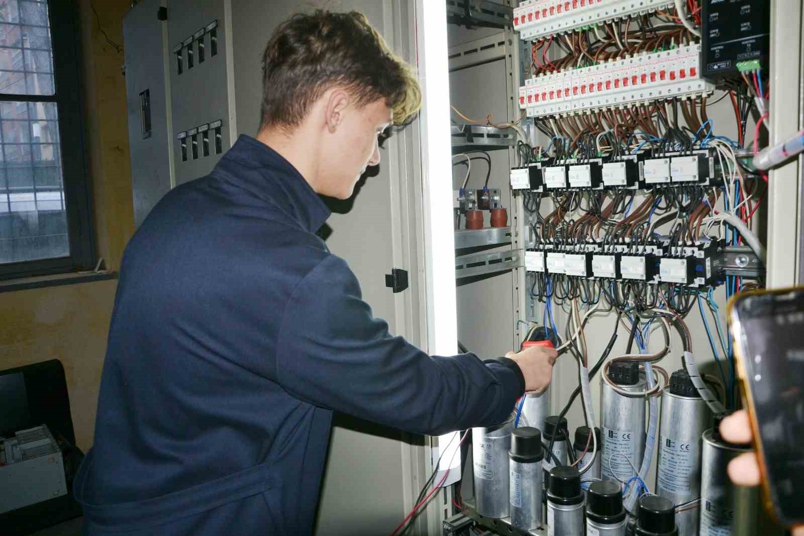 Öğrencilerden enerji tasarrufu sağlayan sistem
Öğrencilerden enerji tasarrufu sağlayan sistem