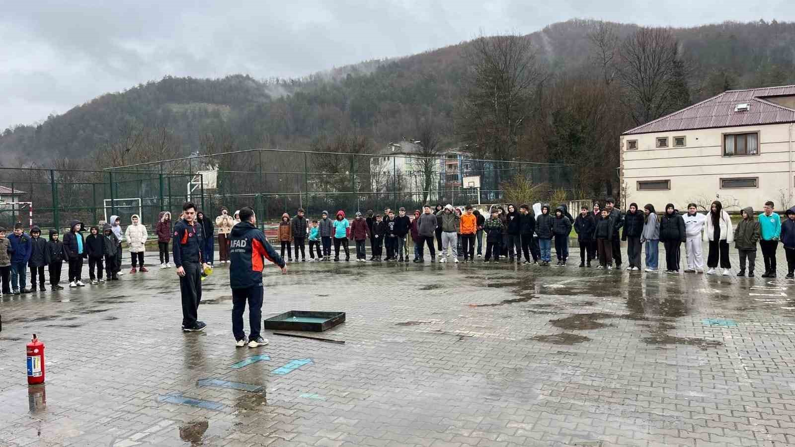 Öğrencilerden Gazze’ye anlamlı okullarda afet ve yangın farkındalık eğitimi verildi
