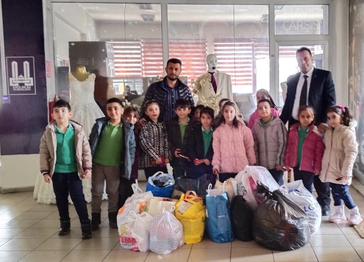 Öğrencilerden Hayır Çarşısı’na gıda bağışı
