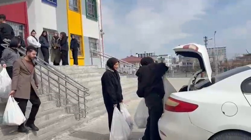 Öğrencilerden örnek dayanışma projesi: "Bir sınıf, bir aile"
