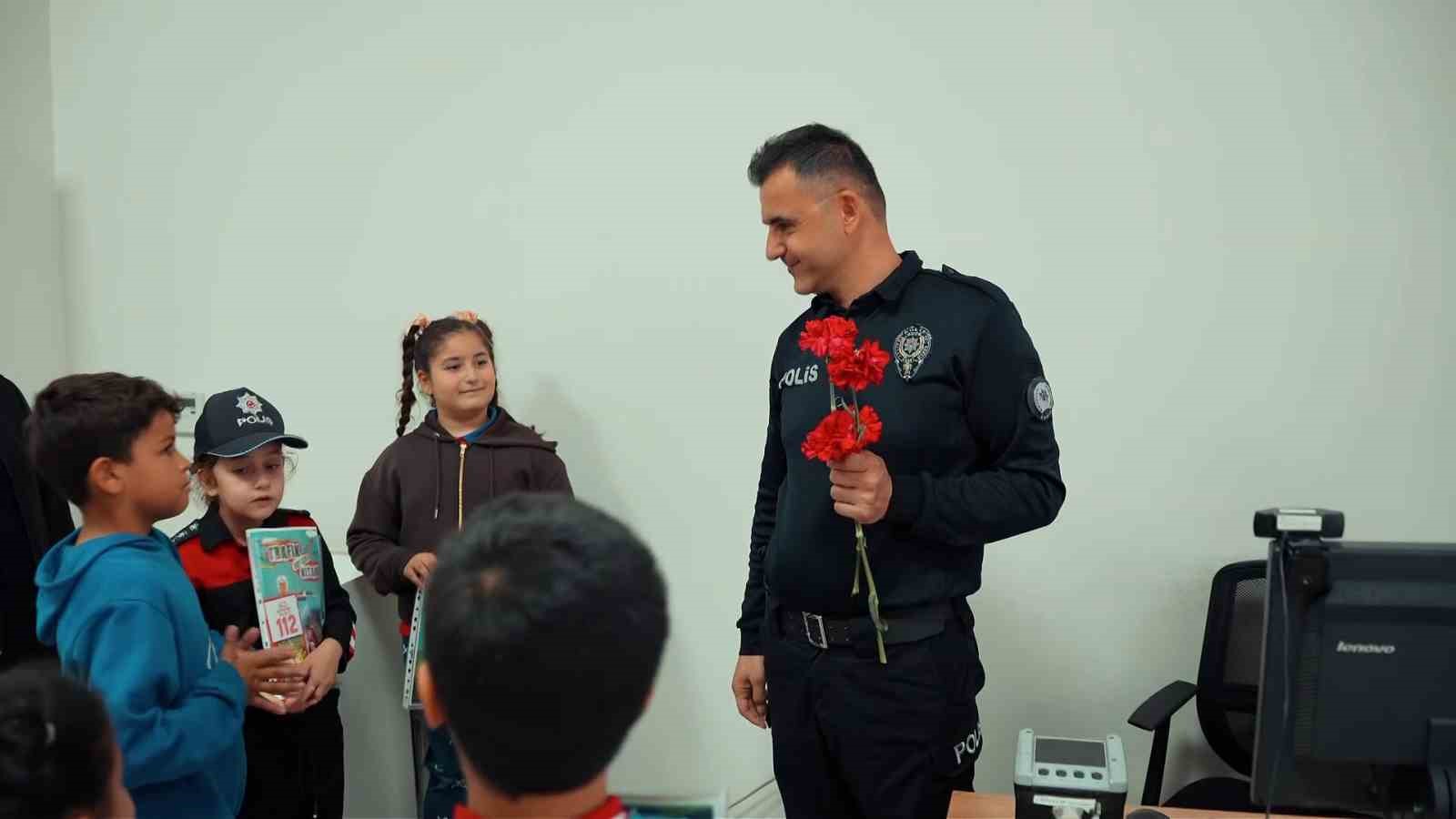 Öğrencilerden polislere anlamlı Polis Haftası sürprizi
