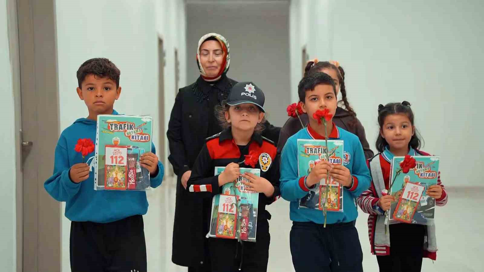 Öğrencilerden polislere anlamlı Polis Haftası sürprizi

