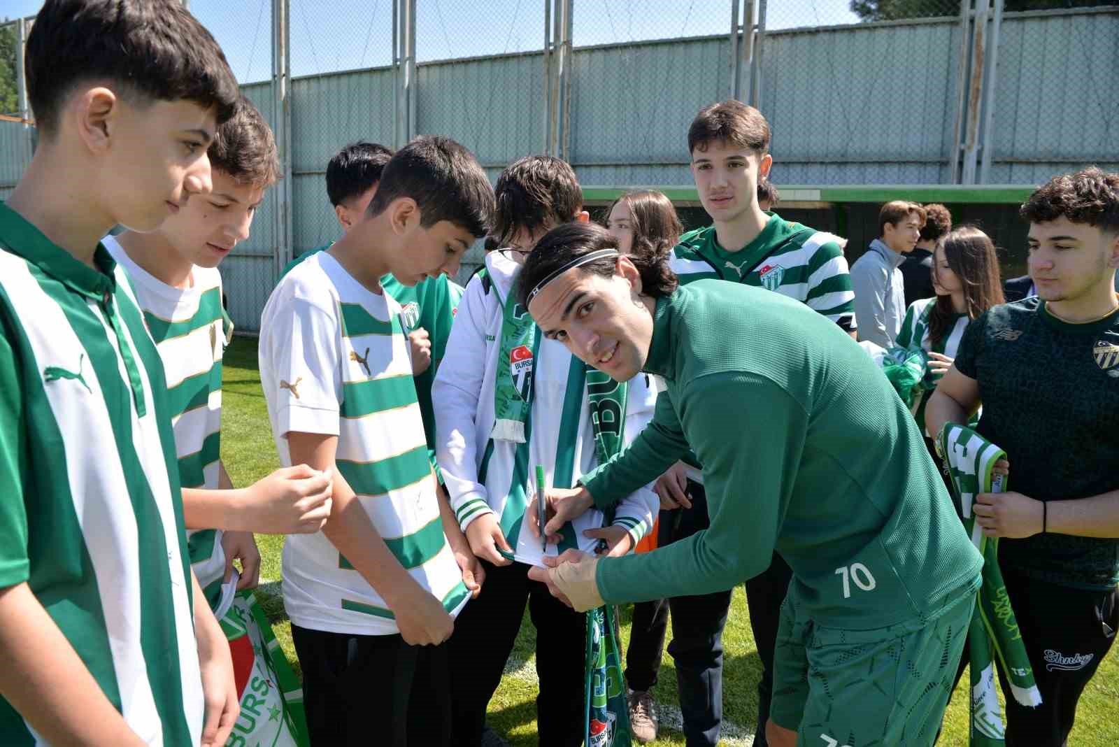 Öğrencilerden şampiyonu ziyaret
