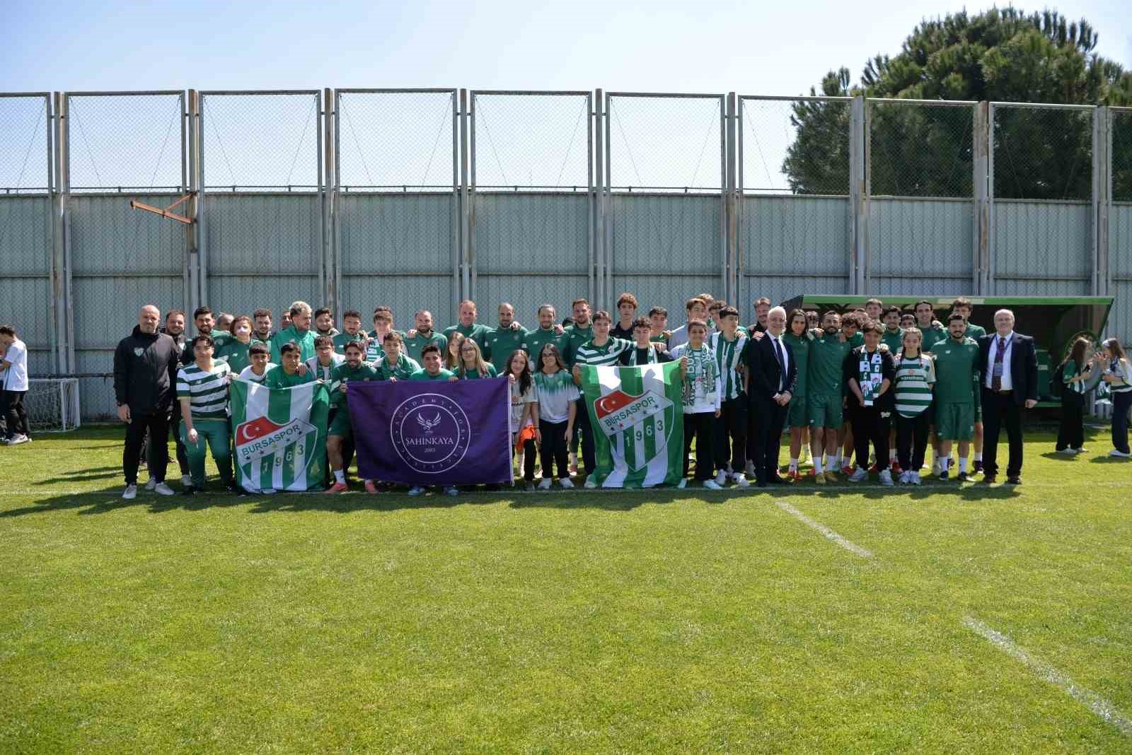 Öğrencilerden şampiyonu ziyaret
