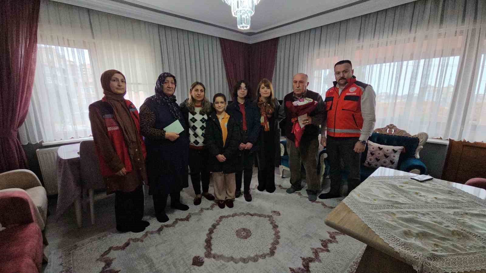 Öğrencilerden şehit ailelerine vefa: "Onları unutmadığımızı göstermek istedik"
