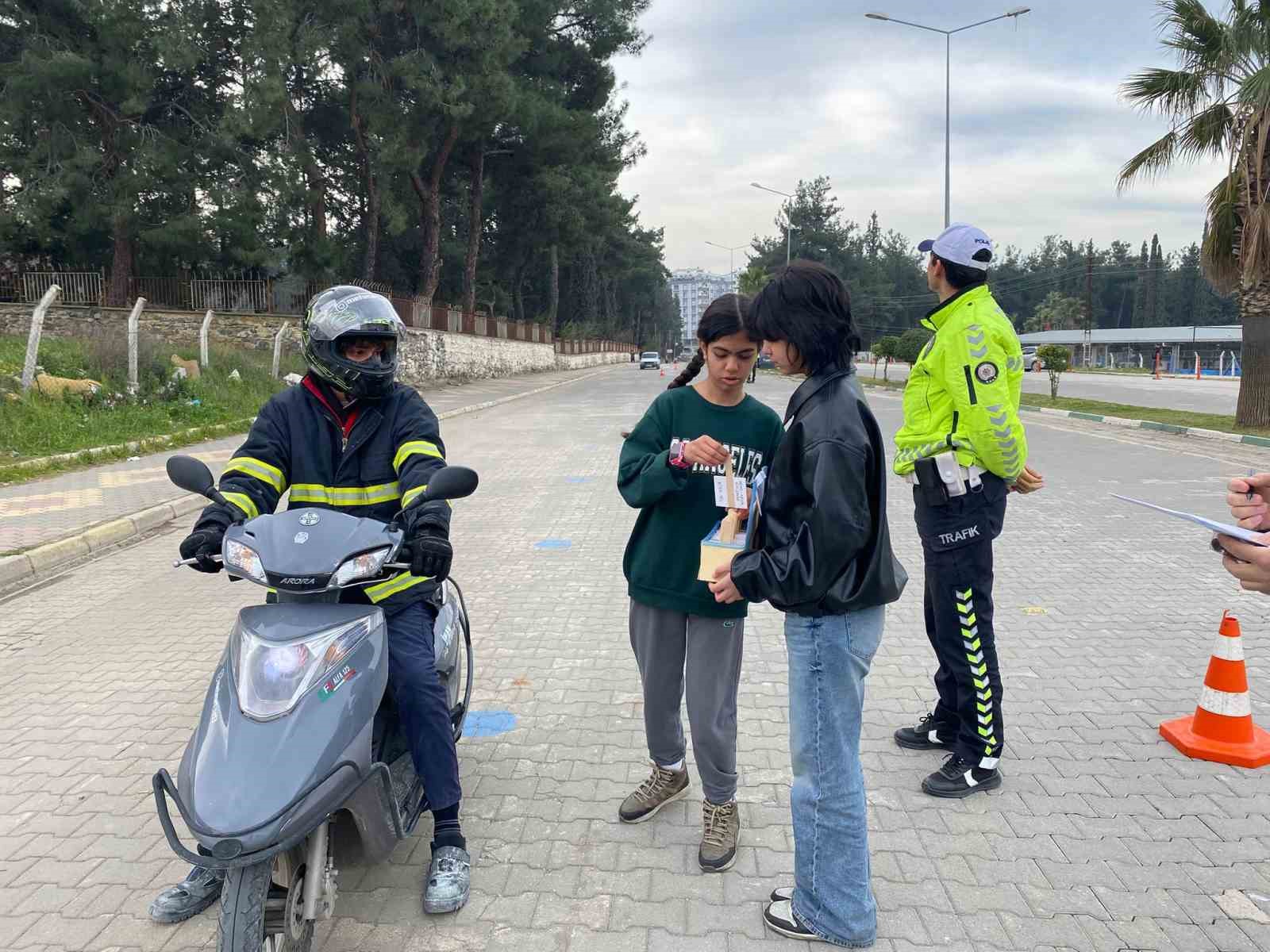 Öğrencilerden sürücülere hem sınav hem ikram
