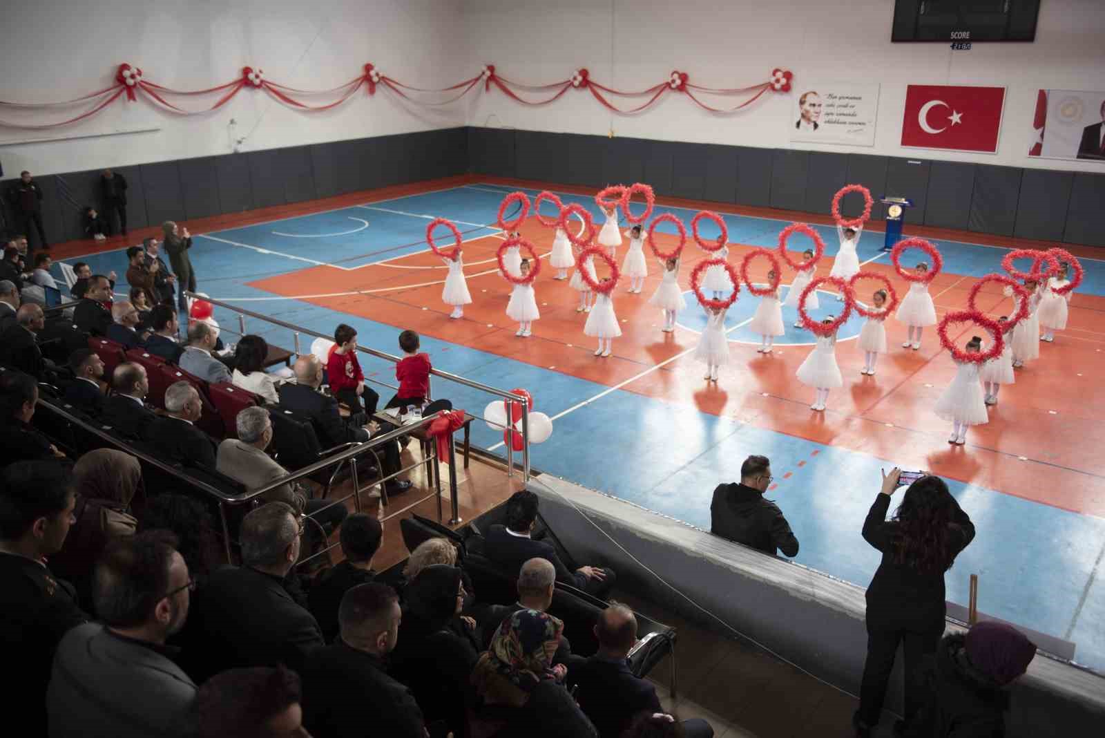 Öğrencilere 23 Nisan’da döner ikramı
