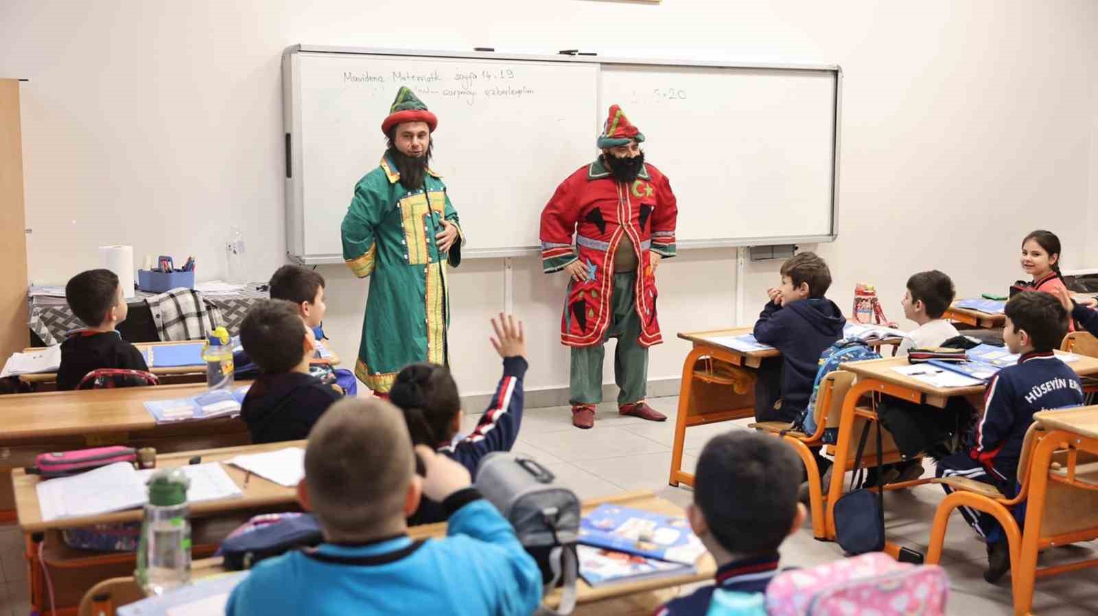 Öğrencilere çat kapı tiyatro sürprizi
