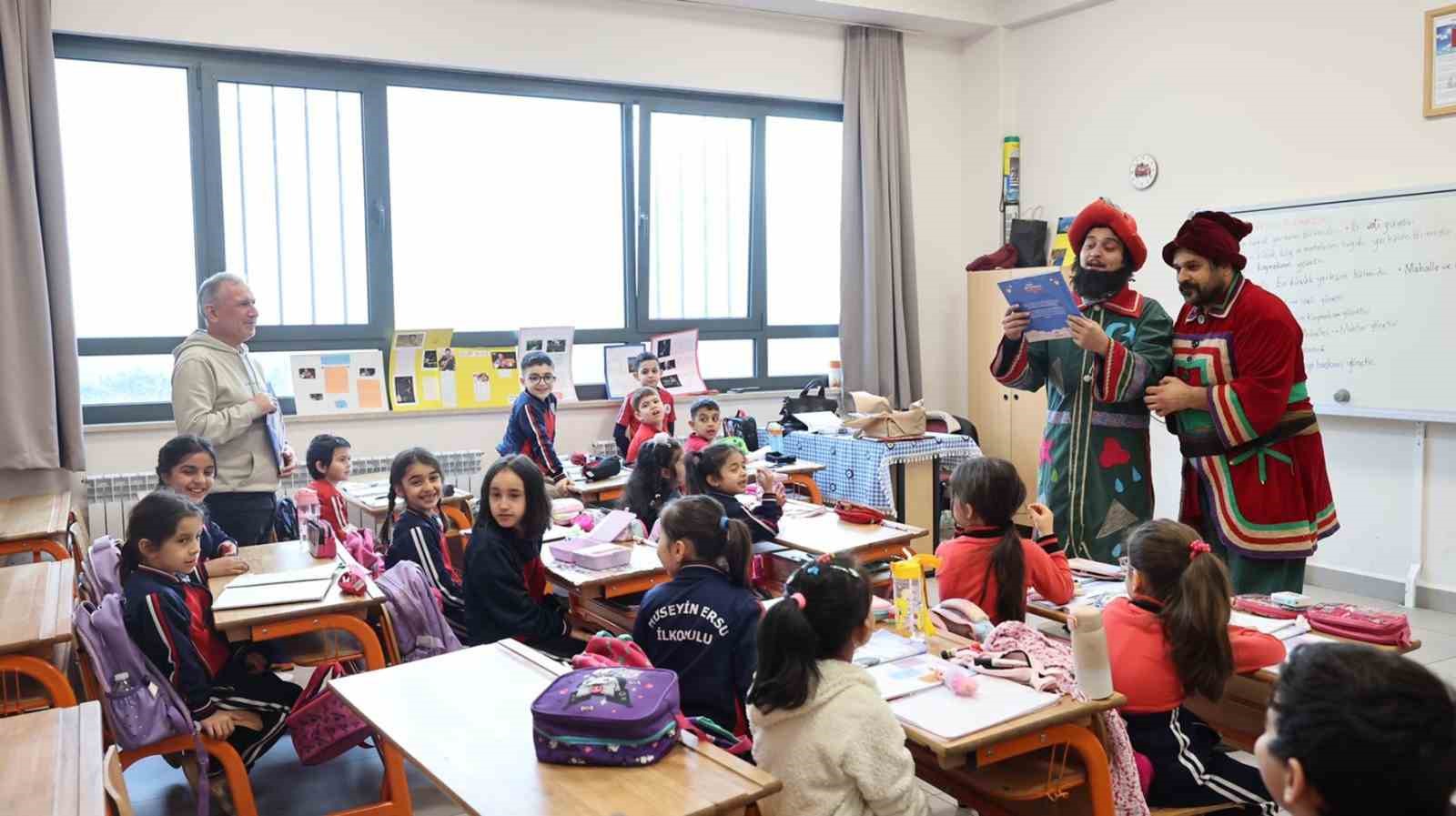 Öğrencilere çat kapı tiyatro sürprizi
