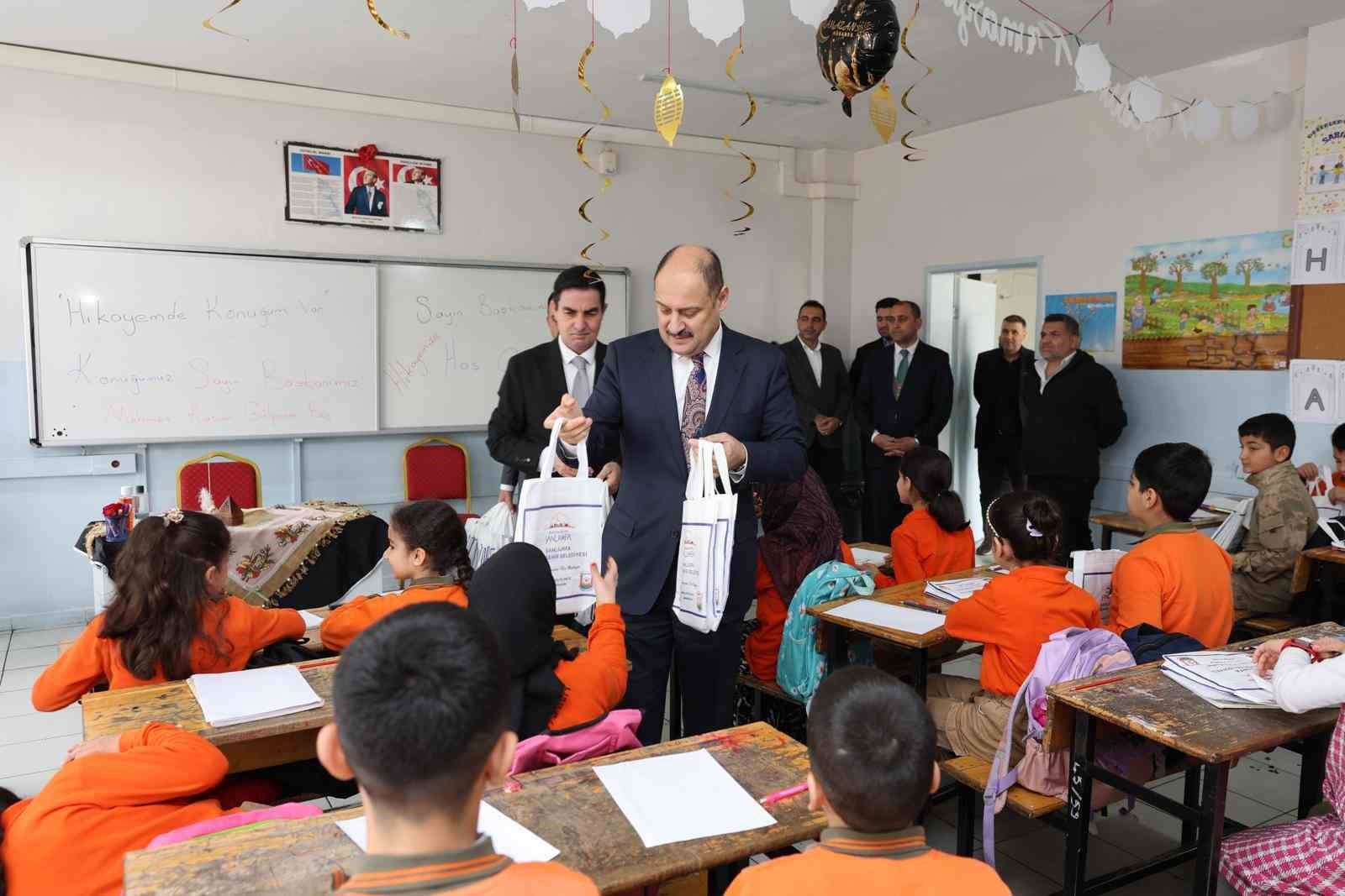 Öğrencilere kendi hikayesini anlattı
