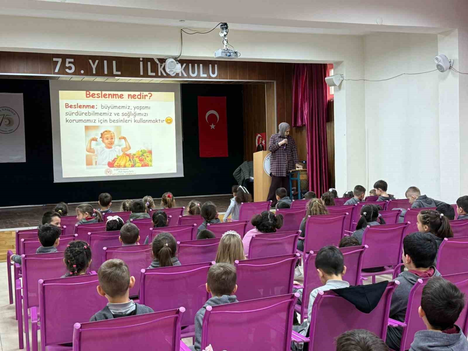 Öğrencilere okul sağlığı eğitimi verildi

