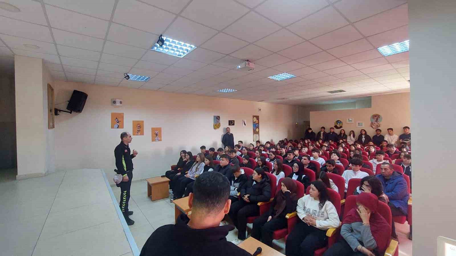 Öğrencilere polislik tanıtıldı, güvenlik konuları anlatıldı
