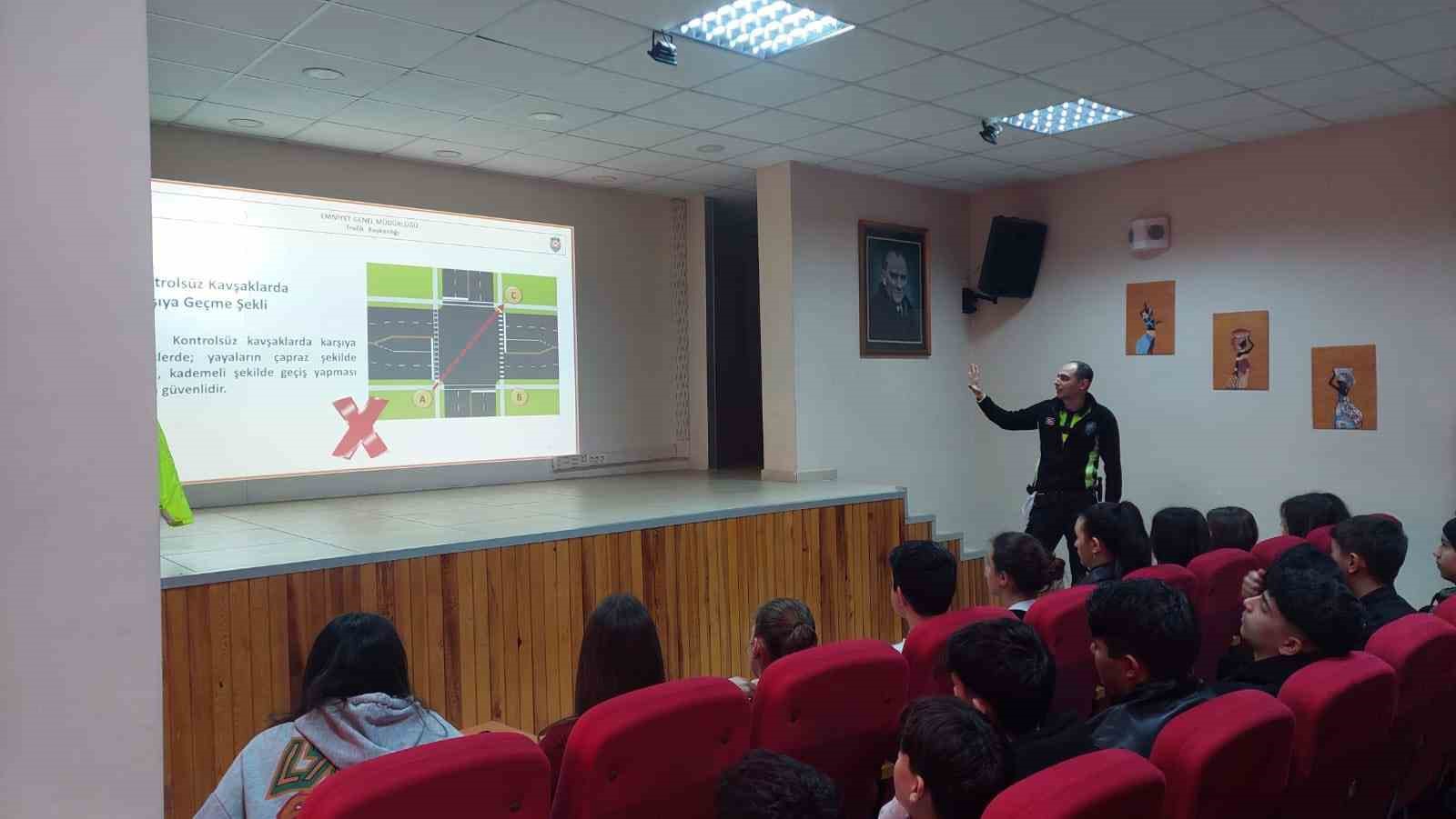 Öğrencilere polislik tanıtıldı, güvenlik konuları anlatıldı
