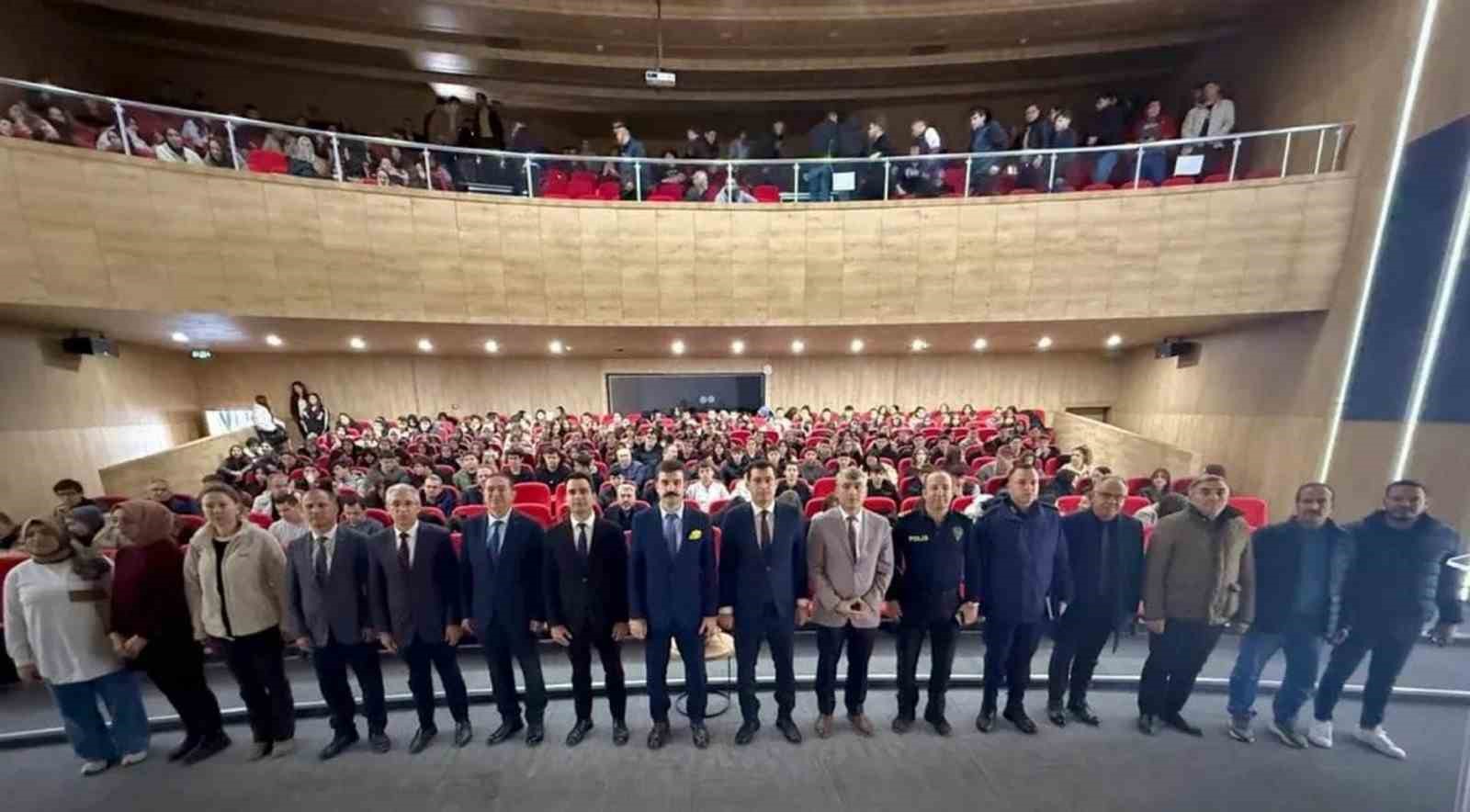 Öğrencilere siber suçlar ve yasa dışı bahisle mücadele semineri verildi
Öğrencilere siber suçlar ve yasa dışı bahisle mücadele semineri verildi
