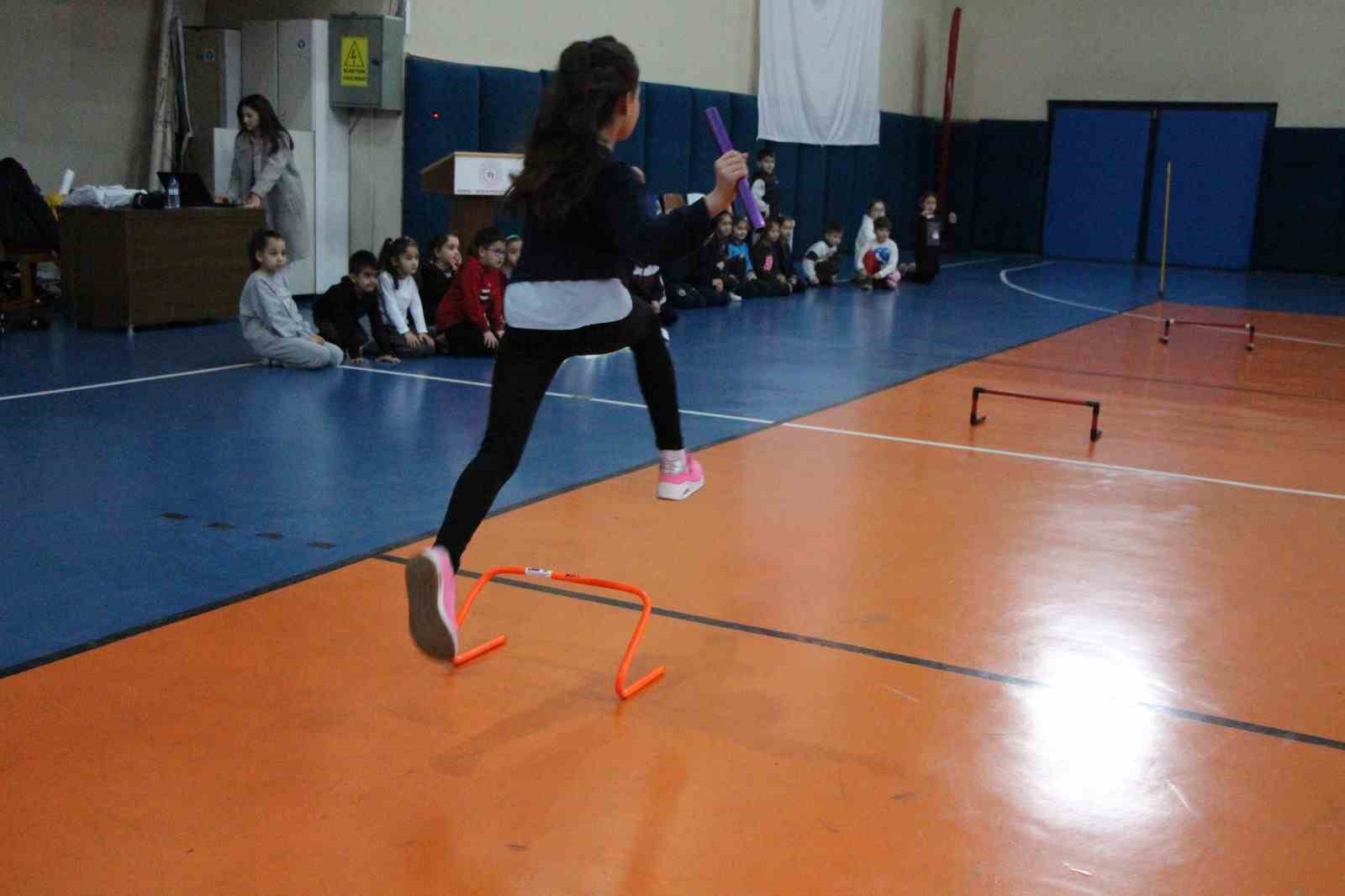 Öğrencilere uygulamalı temel atletizm etkinliği
Öğrencilere uygulamalı temel atletizm etkinliği