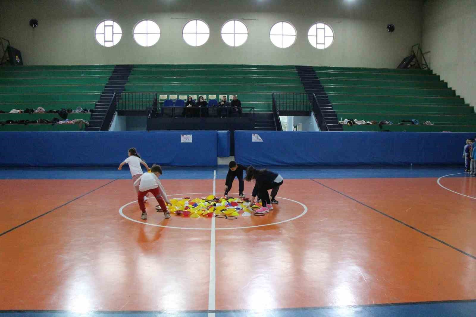 Öğrencilere uygulamalı temel atletizm etkinliği
Öğrencilere uygulamalı temel atletizm etkinliği