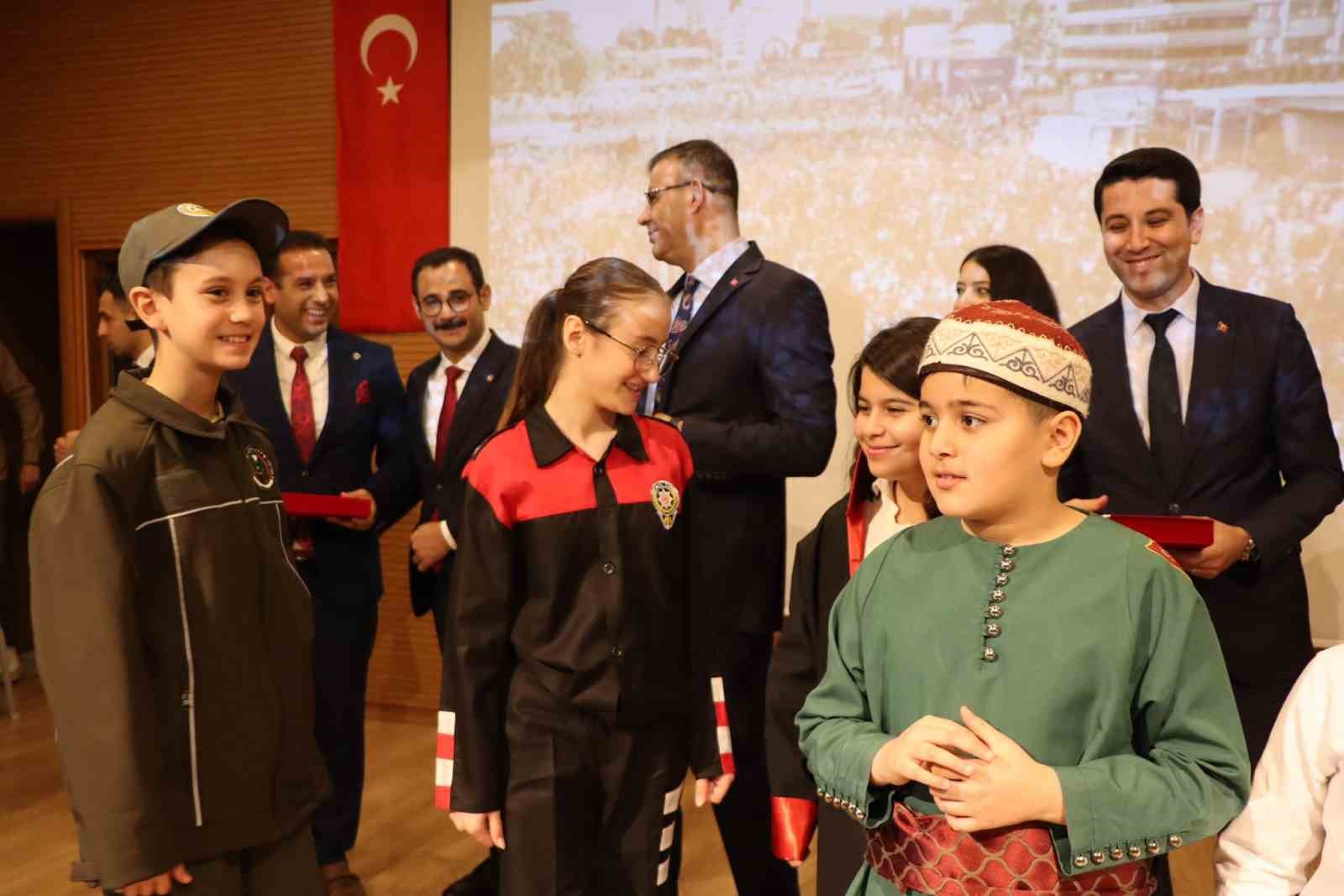 Öğrencilerin ay yıldız temalı gösterisi göğüs kabarttı
