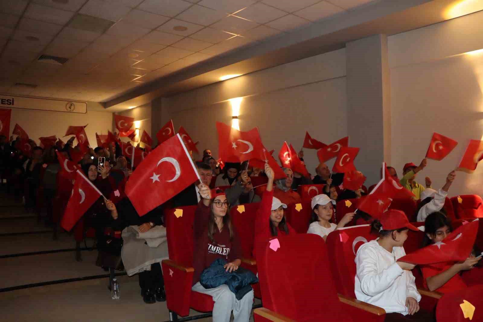 Öğrencilerin ay yıldız temalı gösterisi göğüs kabarttı
