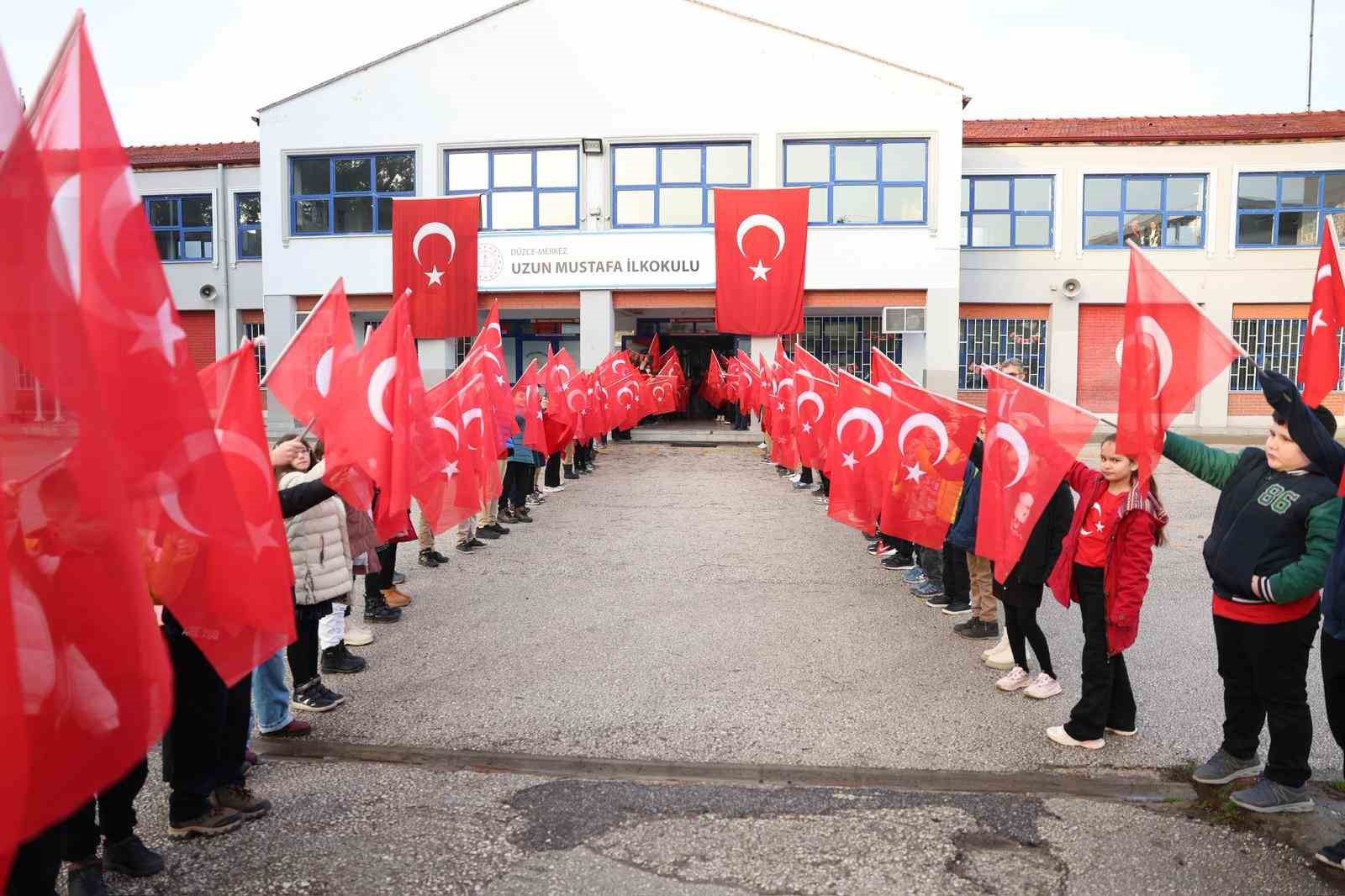 Öğrencilerin bayrak sevgisi dikkat çekti
