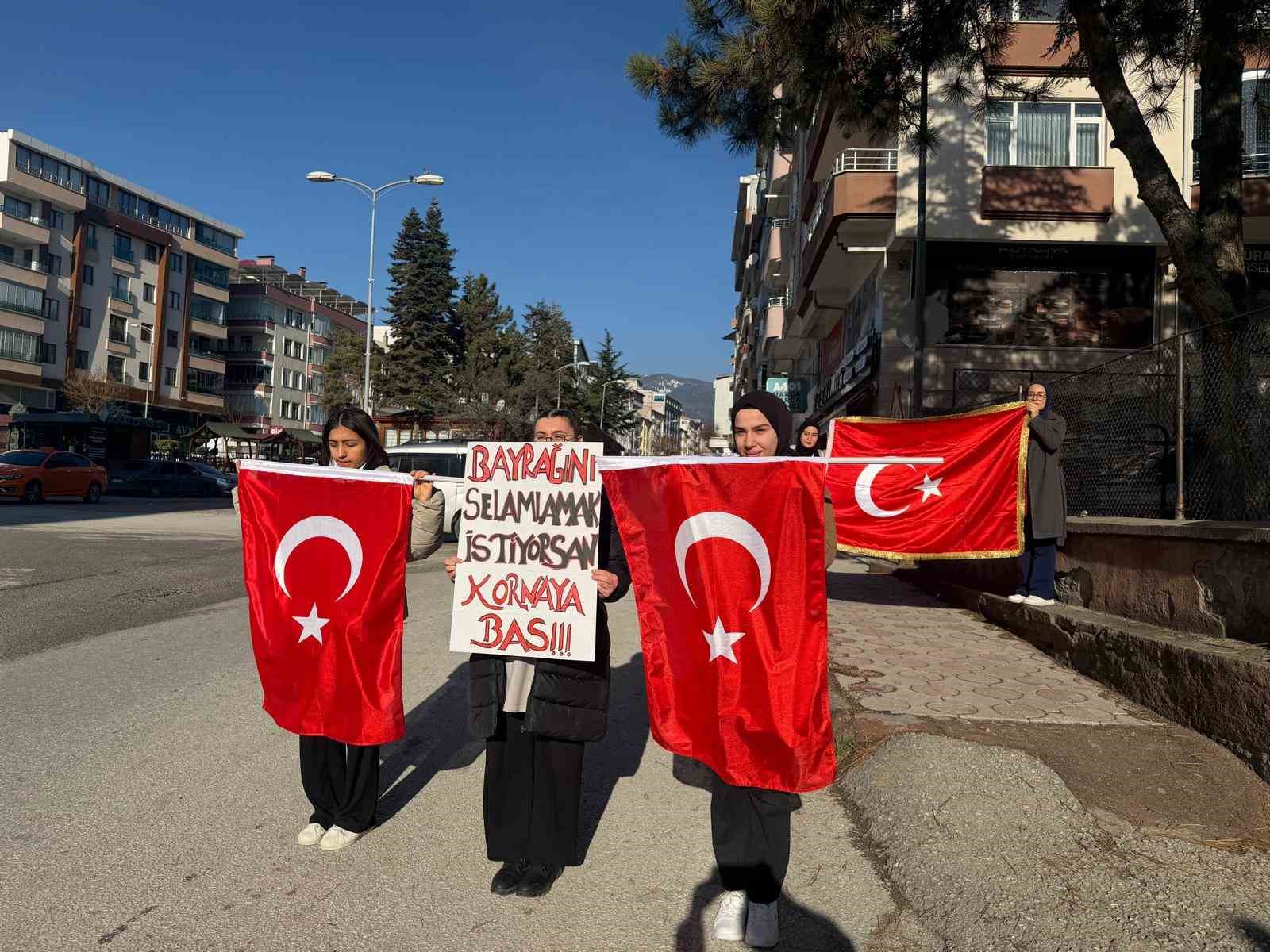 Öğrencilerin bayrak sevgisi yollara taştı: Sürücüler karşılıksız bırakmadı
