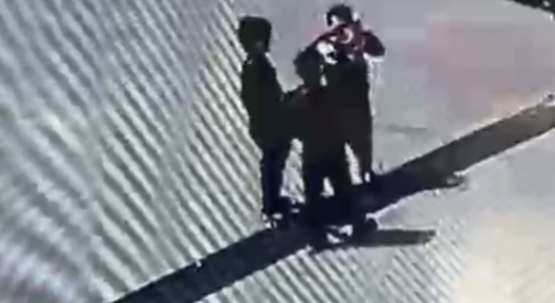 Öğrencilerin duygulandıran bayrak hassasiyeti: Düşen bayrağı yerden alıp öptü
