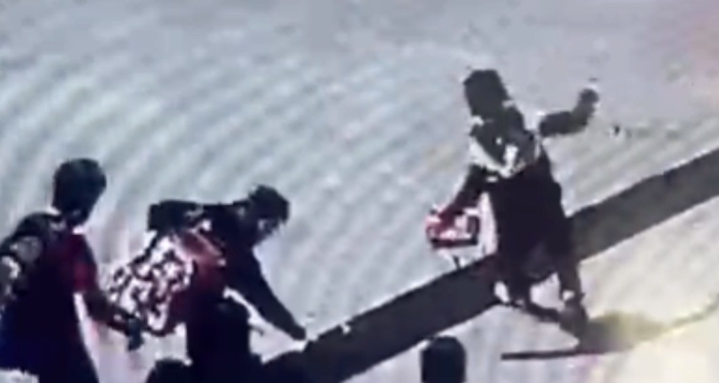 Öğrencilerin duygulandıran bayrak hassasiyeti: Düşen bayrağı yerden alıp öptü
