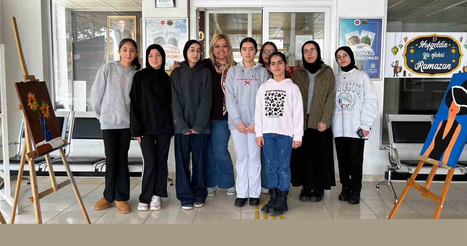 Öğrencilerin ’Kadınlar Günü’ sergisi açıldı
