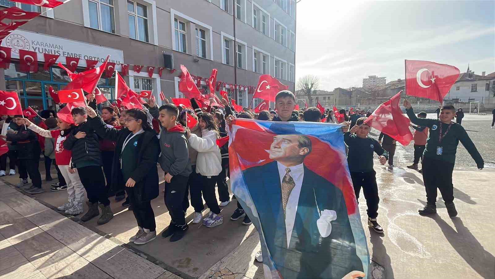 Öğrencilerin okul heyecanı ay yıldızlı Türk bayrağıyla taçlandı
