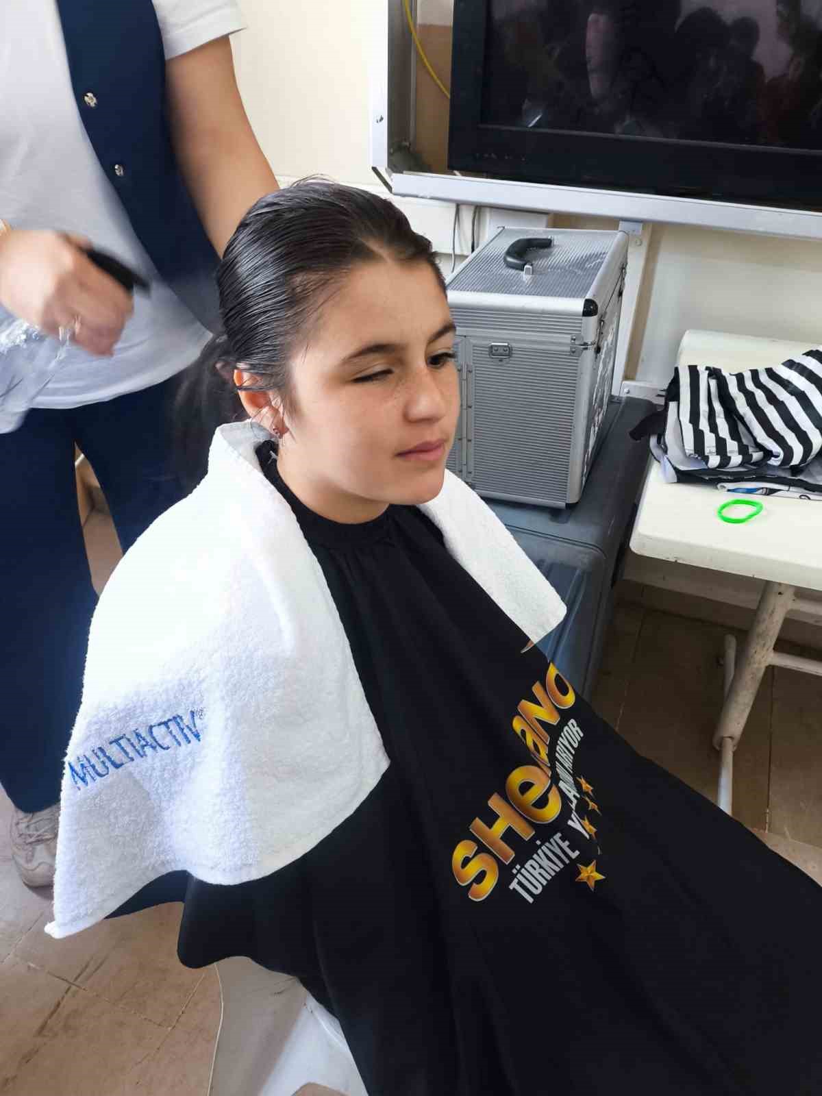 "Öğrencilerin yüzü güldü, saçları şekillendi"
