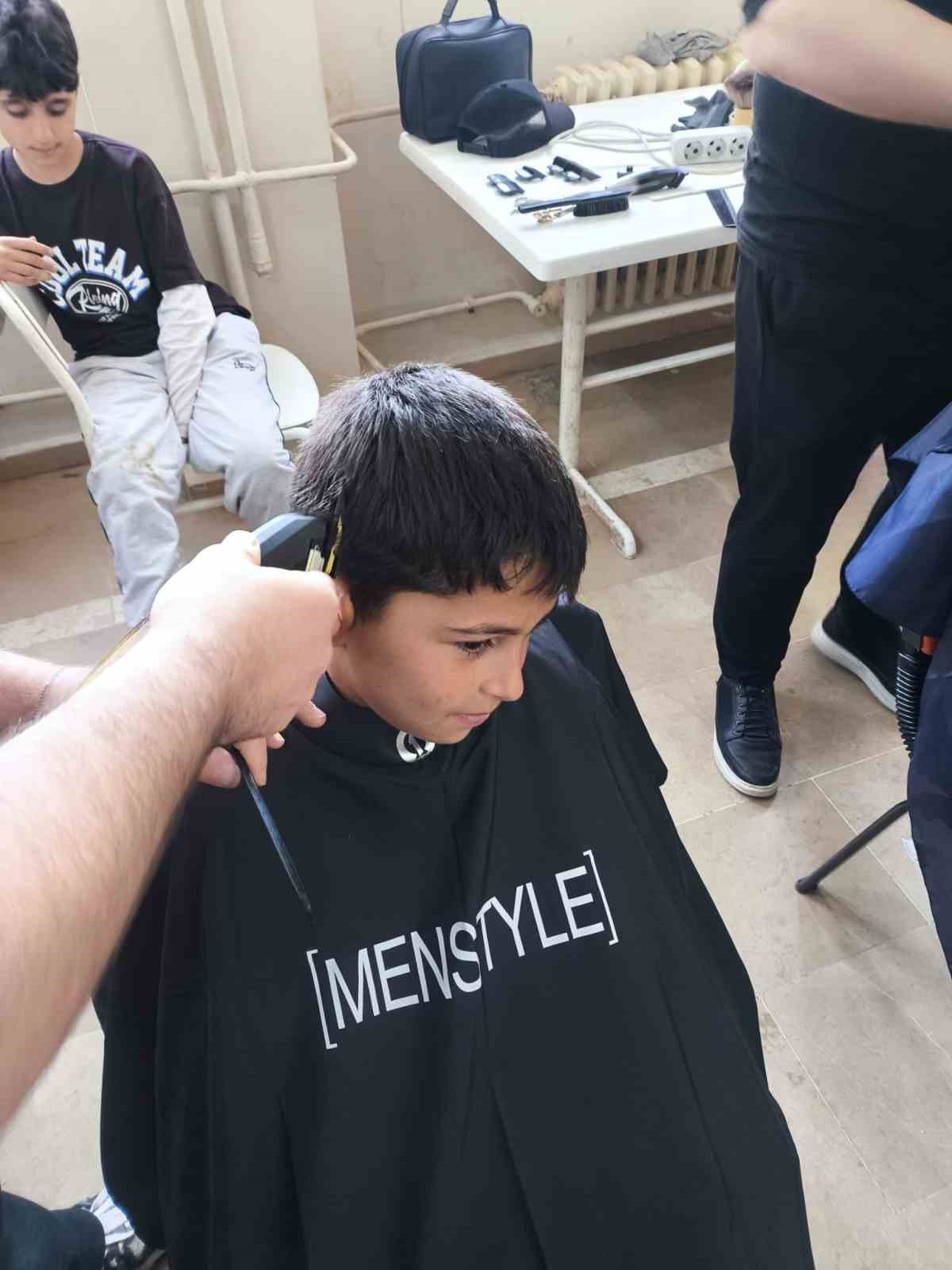 "Öğrencilerin yüzü güldü, saçları şekillendi"
