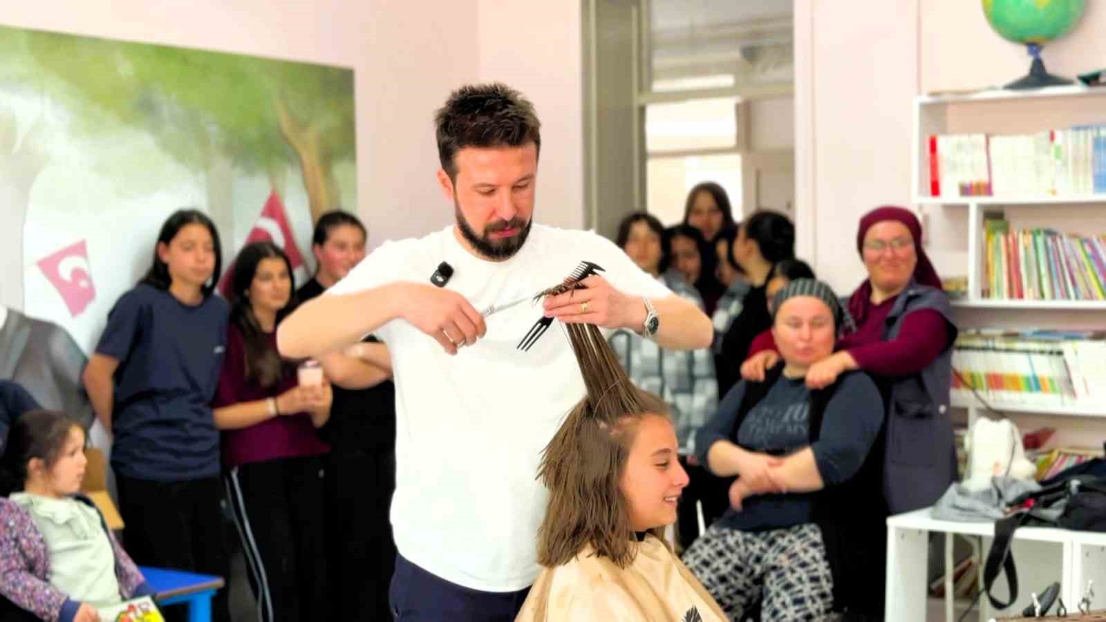 Öğrencilerin yüzü gülsün diye iş yerinin kapısına kilit vurdu
