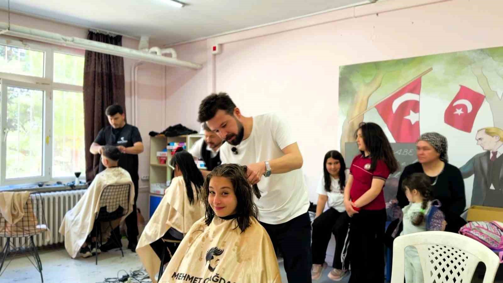 Öğrencilerin yüzü gülsün diye iş yerinin kapısına kilit vurdu
