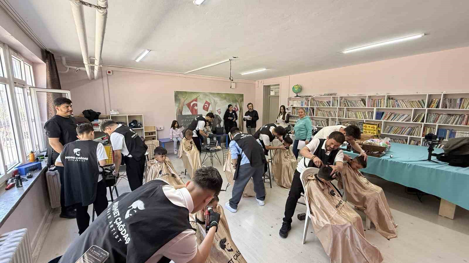 Öğrencilerin yüzü gülsün diye iş yerinin kapısına kilit vurdu
