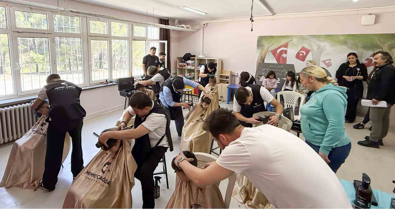 Öğrencilerin yüzü gülsün diye iş yerinin kapısına kilit vurdu
