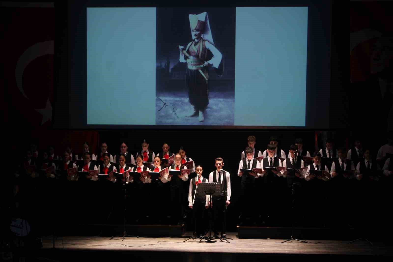 Öğrencilerinin ‘Bir Hilal Uğruna’ oratoryosu ayakta alkışlandı
