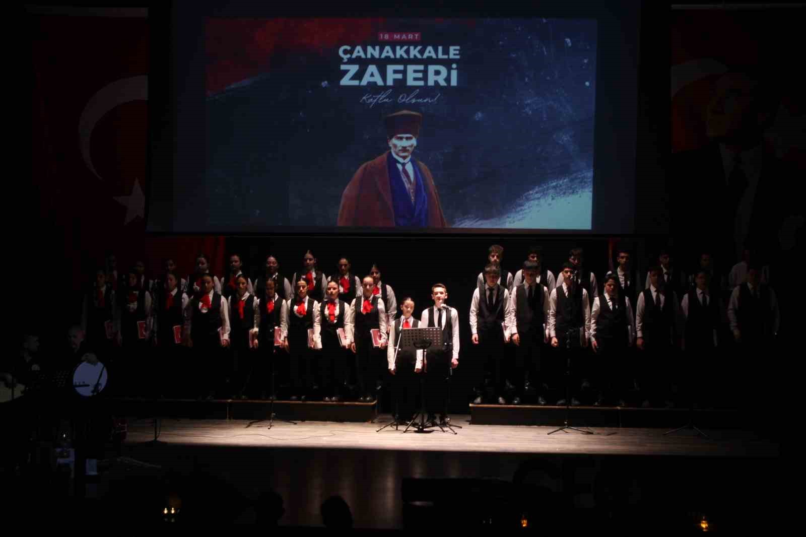 Öğrencilerinin ‘Bir Hilal Uğruna’ oratoryosu ayakta alkışlandı
