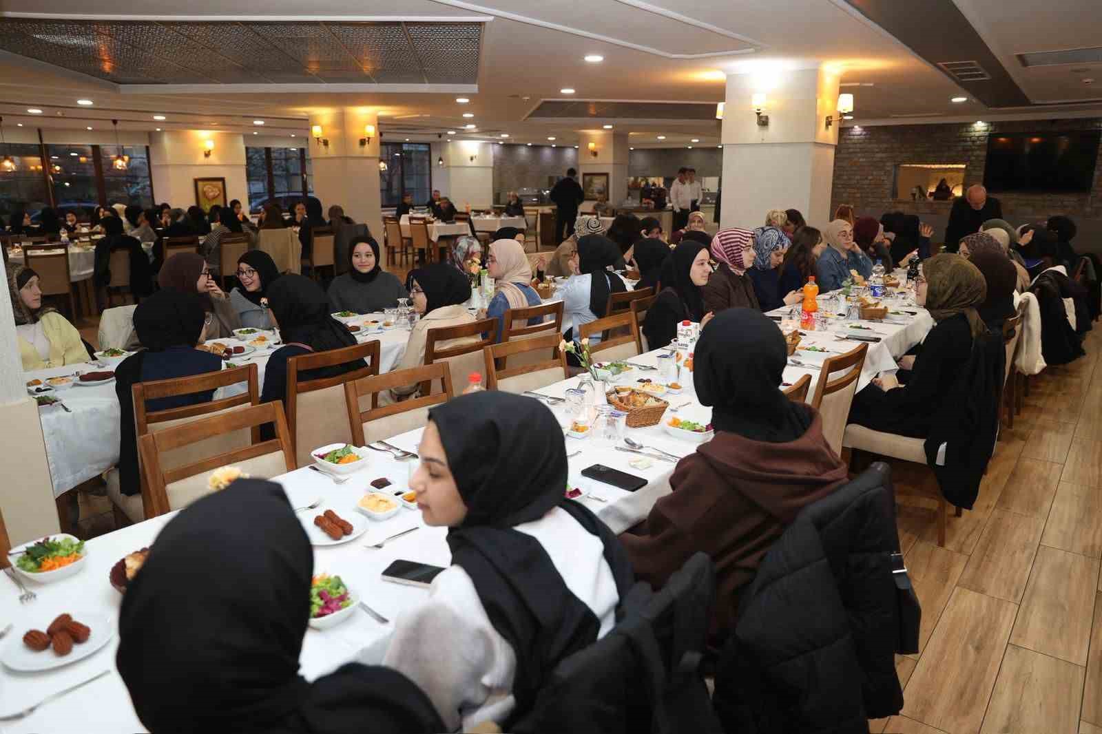 Öğrencilerle bir araya geldiler
