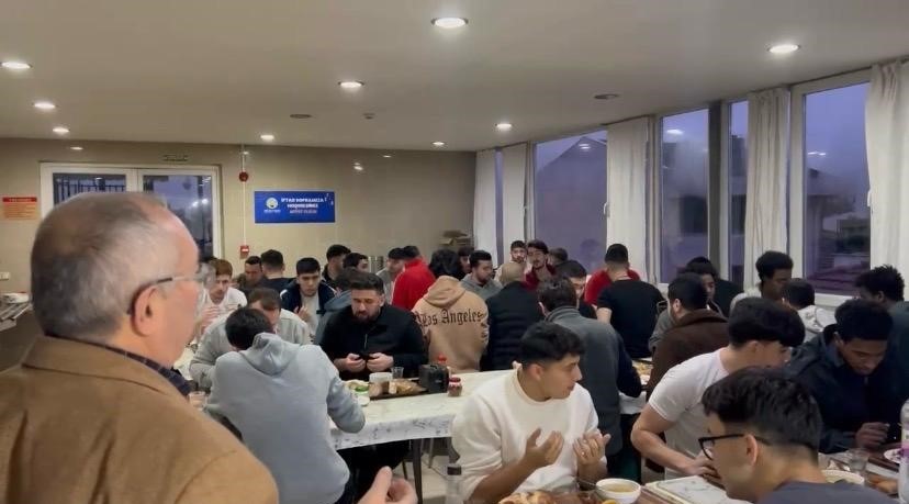 Öğrencilerle iftarda bir araya geldiler
