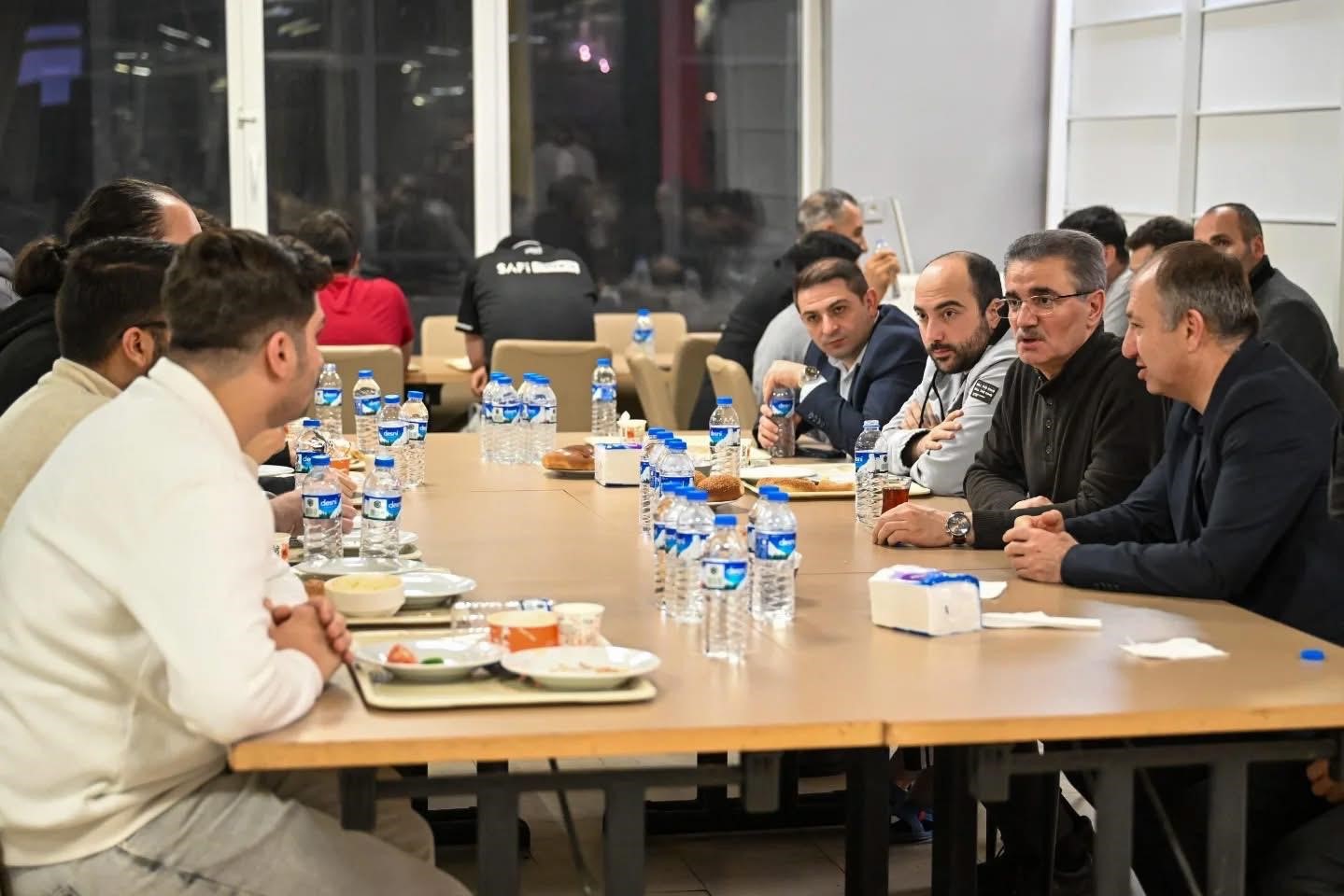 Öğrencilerle sahur sofrasında bir araya geldi
