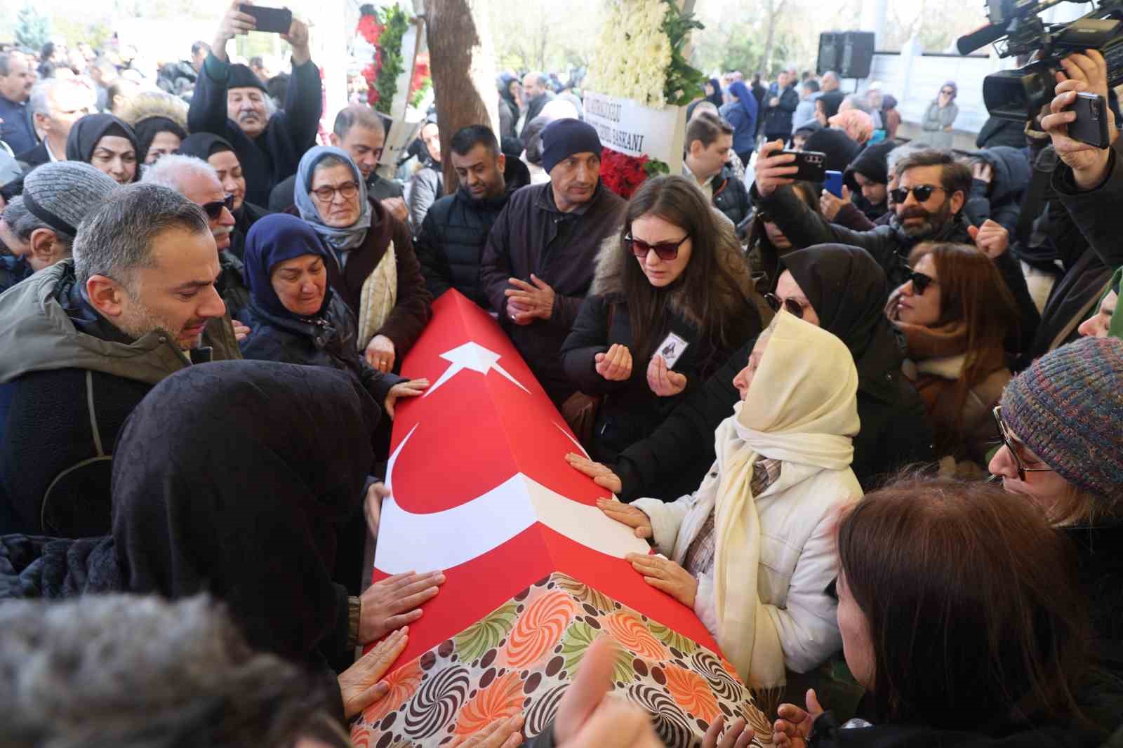 Öğrencisi tarafından öldürülen Fatma Nur öğretmen son yolculuğuna uğurlandı
