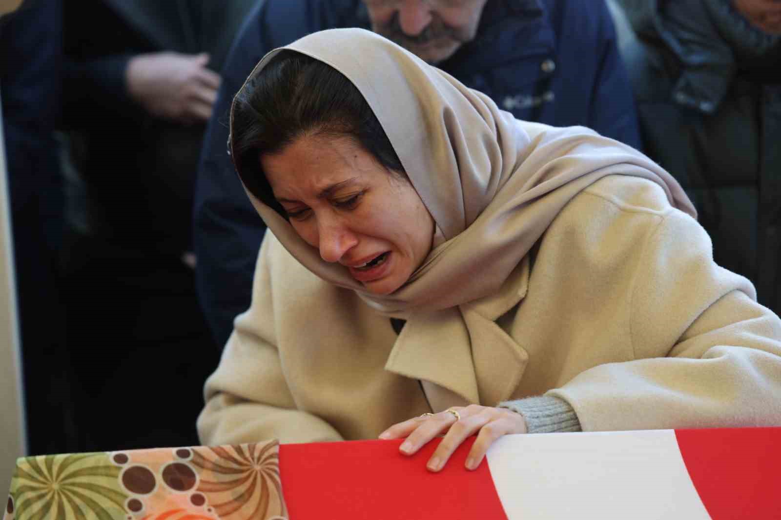 Öğrencisi tarafından öldürülen Fatma Nur öğretmen son yolculuğuna uğurlandı
