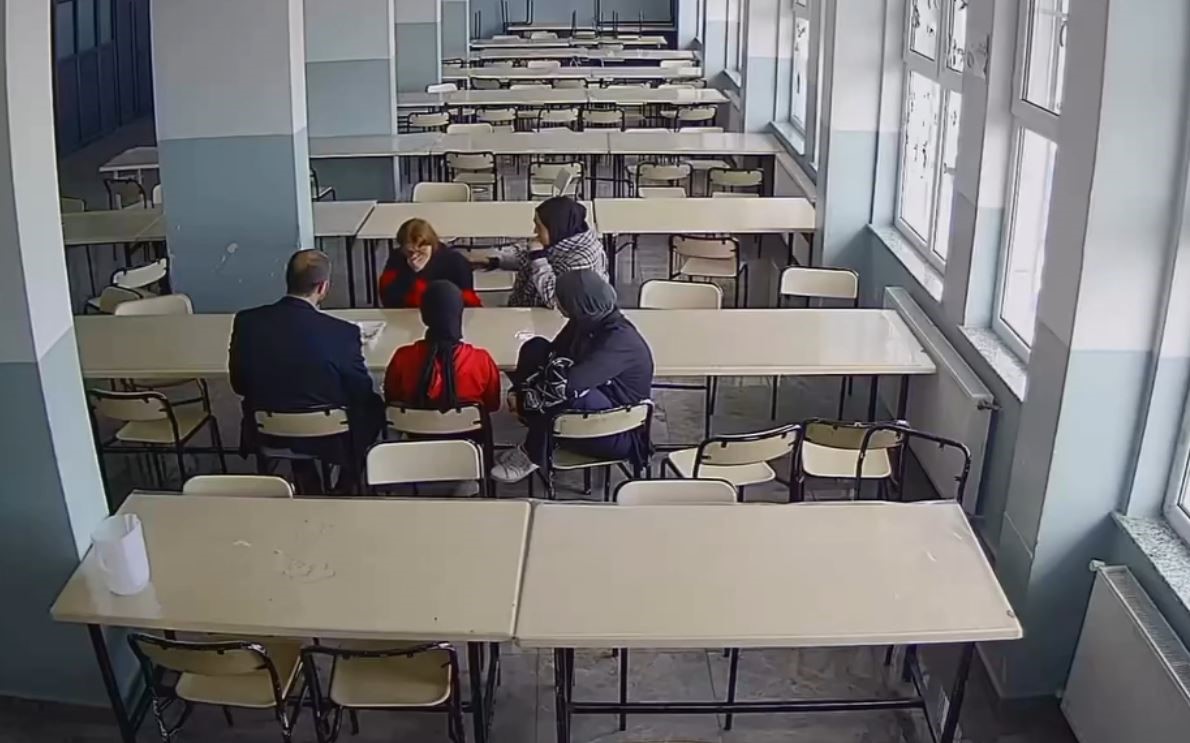 Öğrencisini Heimlich manevrasıyla kurtardı
