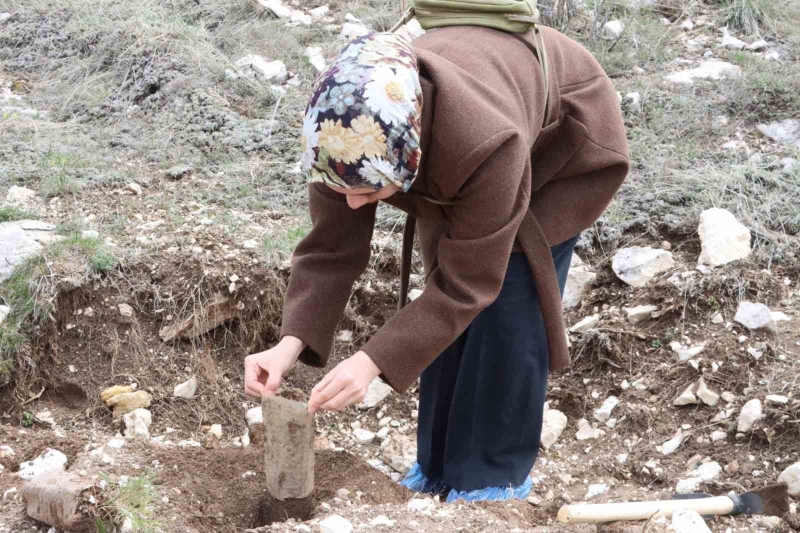 Öğretmen adayları fidanları toprakla buluşturdu
