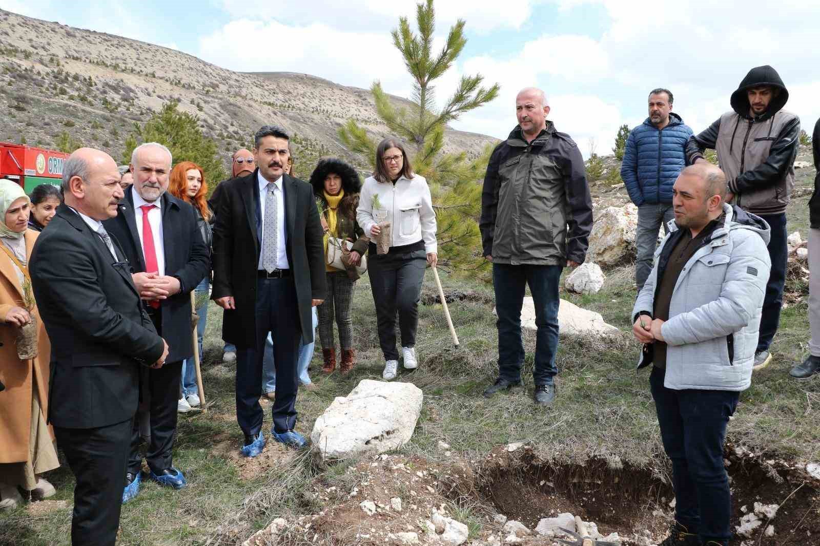 Öğretmen adayları fidanları toprakla buluşturdu
