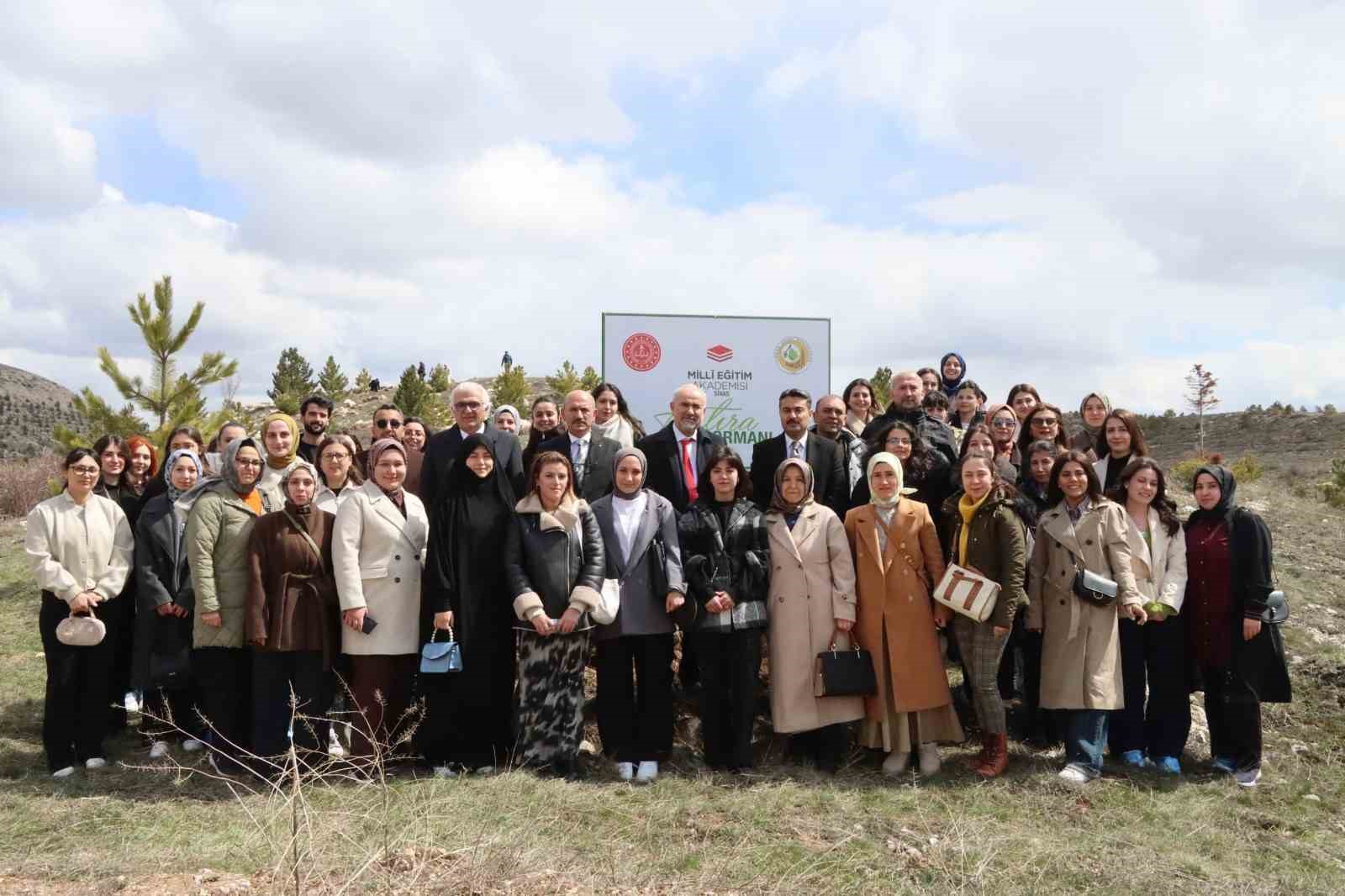 Öğretmen adayları fidanları toprakla buluşturdu
