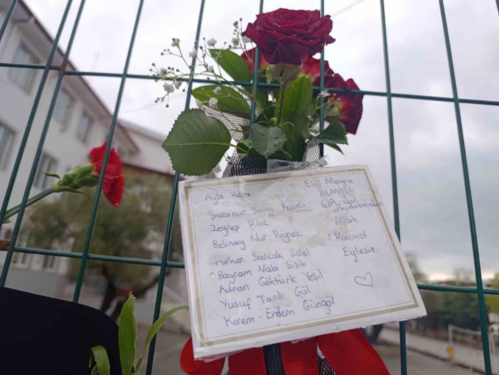 Öğretmen Ayla Kara’nın yakınları okulda dua etti
