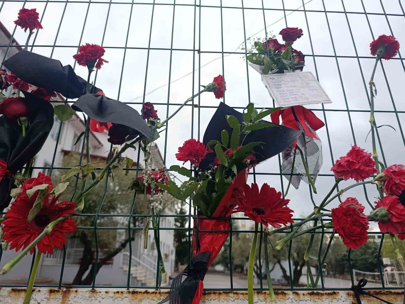 Öğretmen Ayla Kara’nın yakınları okulda dua etti
