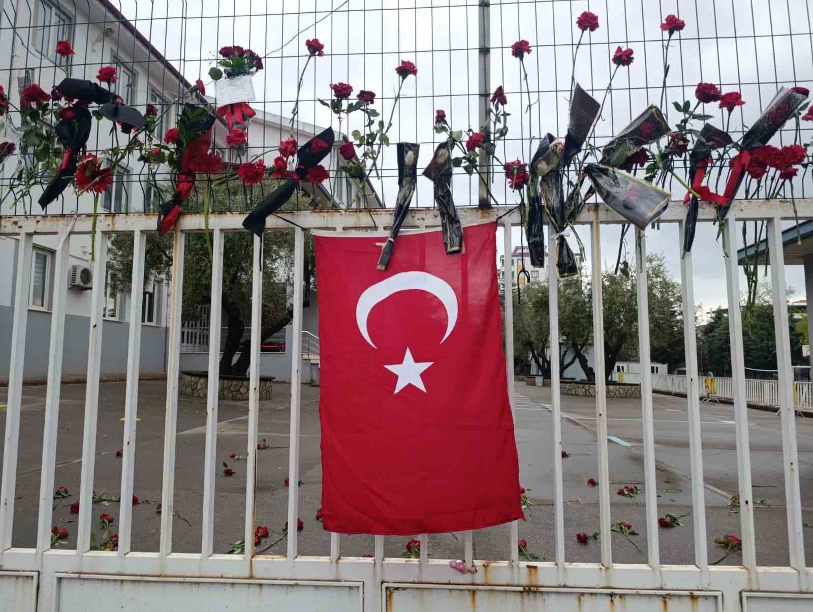 Öğretmen Ayla Kara’nın yakınları okulda dua etti
