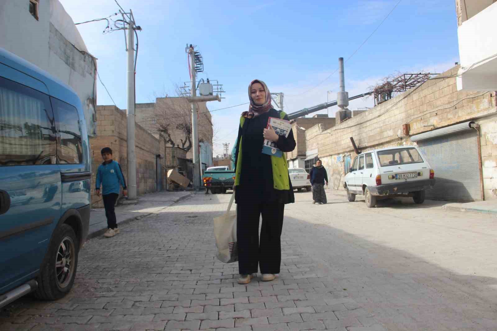 Öğretmen, çocukluk hayali mesleğiyle gönüllere dokunuyor
Öğretmen, çocukluk hayali mesleğiyle gönüllere dokunuyor