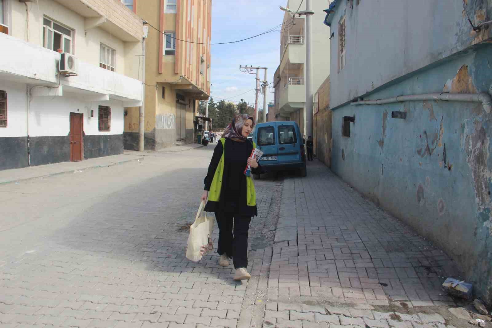 Öğretmen, çocukluk hayali mesleğiyle gönüllere dokunuyor
Öğretmen, çocukluk hayali mesleğiyle gönüllere dokunuyor
